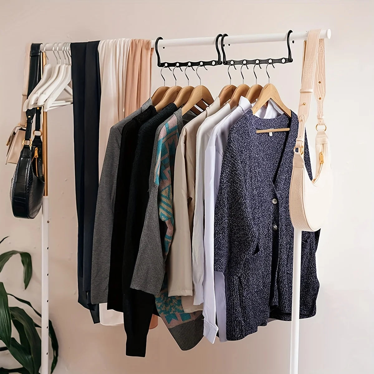 Multifunctional 5-Hole Folding Plastic Hanger – Space-Saving & Windproof
